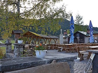 Auf der Hüttenterrasse wird eigenes Brot gebacken