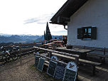 Auf der Terrasse der Alm