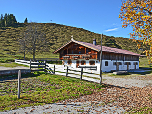 Im Hintergrund der Hausberg der Alm, das Angerlkreuz