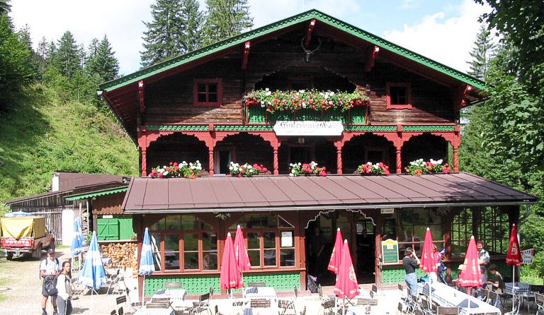 AntonKargHaus (829 m), Kaisergebirge, Tirol, Österreich
