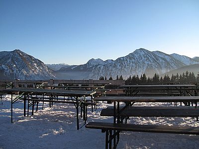Blick von der Terrasse auf Hirschberg, Roß- und Buchstein und Kampen