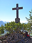 Das Gipfelkreuz der Kneifelspitze befindet sich auf der Hüttenterrasse