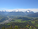 Blick über Berchtesgaden zum Watzmann und Hochkalter