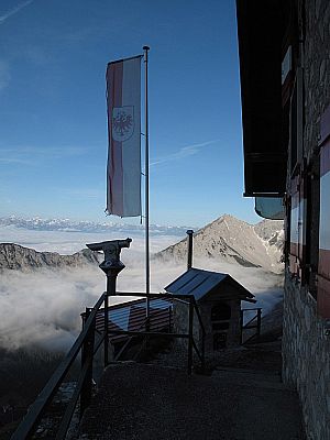 Vor der Hütte steht der Ofen zum Brotbacken