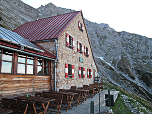 Bettelwurfhütte, im Hintergrund der Bettelwurf