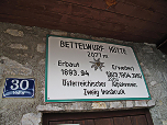 Schild über dem Hütteneingang