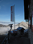 Vor der Hütte steht der Ofen zum Brotbacken