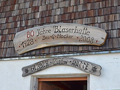 Schild über dem Hütteneingang