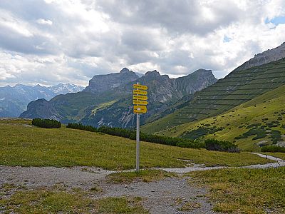 Wegweiser an der Hütte