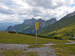 Wegweiser an der Hütte