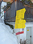 Wegweiser an der Hütte