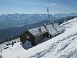 Die Hütte vom Brauneck-Gipfel aus gesehen