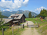 Breitenebenalm mit Höllwand im Hintergrund