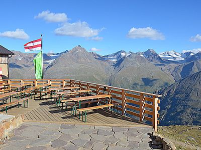 Auf der Hüttenterrasse der Breslauer Hütte