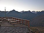 Morgenstimmung auf der Terrasse der Hütte