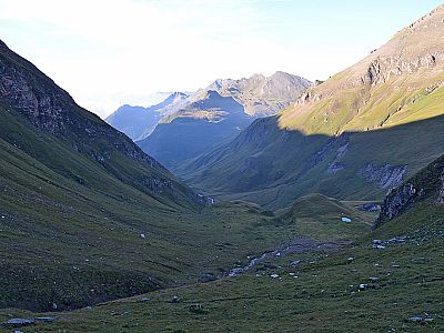 Blick vom Weg zum Steinkarjoch hinunter zur Hütte