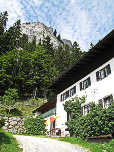 Die Hütte liegt herrlich an den Felswänden des Brünnstein