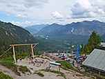 Die Terrasse der Hütte mit Spielplatz