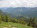 Blick über die Hütte aufs Graswangtal 