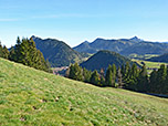 Blick von der Alm über Unterjoch zum Sorgschrofen...