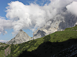 Vor den eindrucksvollen Wänden des Dachstein