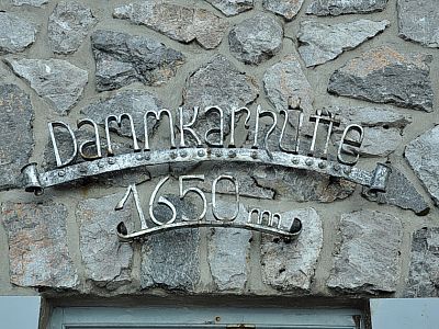 Hüttenschild über dem Eingang