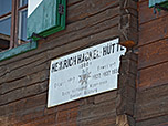 Schild über dem Hütteneingang