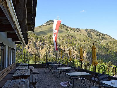 Von der Terrasse kann man zur Rudersburg hinauf schauen