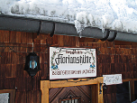 Schild über dem Hütteneingang