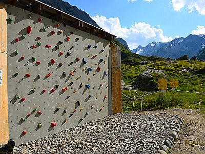 Kletterwand neben der Hüttenterrasse