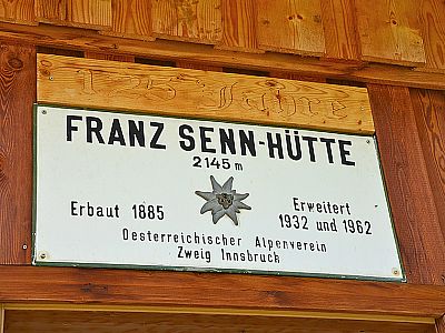 Schild über dem Eingang