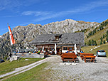 Die Gampenalm vor den Aferer Geislern