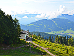 Die Hütte liegt oberhalb von Ellmau