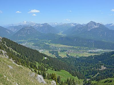 Blick vom Anstieg zur Gehrenspitze hinunter zur Gehrenalpe