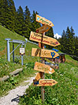 Wegweiser an der Hütte