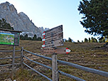 ...und Wegweiser bei der Hütte