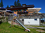 Sonnige Hüttenterrasse und Kinderspielplatz