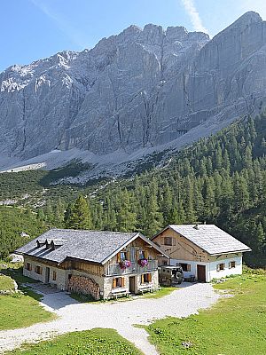 In den Nebengebäuden sind Schlafplätze untergebracht