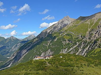 Blick vom Weiterweg zur Kogelseespitze zur Hanauer Hütte