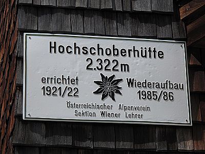 Schild über dem Eingang