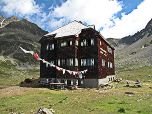 Gebetsfahnen an der Hütte