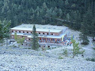 Die Höllentlangerhütte in den Morgenstunden vom Waxensteinsteig