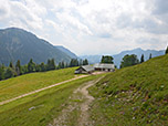 Die Alm liegt hoch über dem Priental an der Sonnwendwand