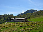 Kerschbaumeralm mit Mareiter Stein im Hintergrund