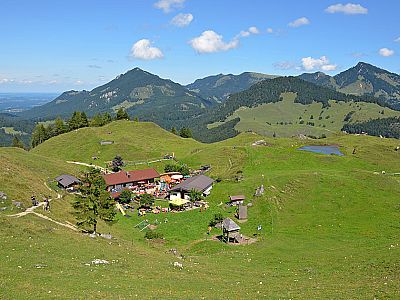 Blick vom Gipfelweg hinunter zur Kranzhornalm