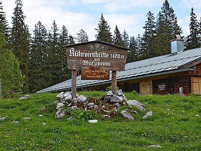 Schild am Hütteneingang