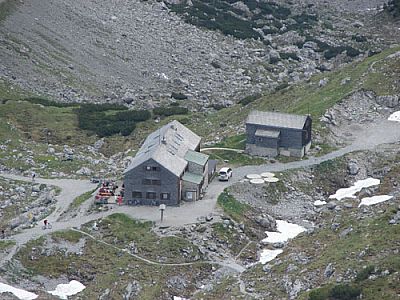 Lamsenjochhütte von der Lamsscharte gesehen