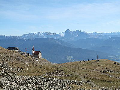 Latzfonser Kreuz vor Dolomitenkulisse