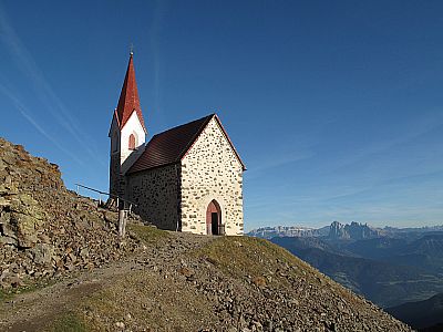 Kirche am Latzfonser Kreuz im spätnachmittaglichen Licht