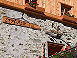 Schild über der Almterrasse